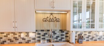 Dog Friendly, Beautiful home on large fenced property. Ping Pong table with Basketball Game!