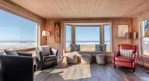Stone’s Throw by Manzanita Beach Getaway – Beachfront, Sleeps 15, Hot Tub