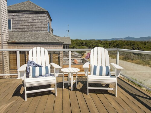 Open, spacious, home with mountain views! Dog Friendly