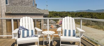 Open, spacious, home with mountain views! Dog Friendly