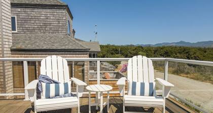 Open, spacious, home with mountain views! Dog Friendly