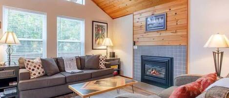 Una Smart TV, una chimenea, un reproductor de DVD