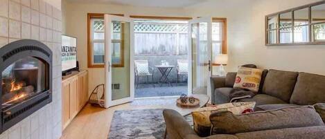 Televisión, chimenea y oficina