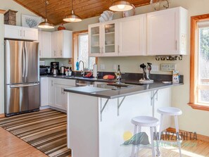 Fridge, microwave, oven, stovetop - Peak of the ocean, great view of wildlife area, close to beach and dog friendly. (Nehalem)