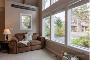 Smart TV, fireplace, offices - Coastal Cabana (Manzanita)