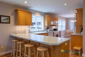 Fridge, microwave, oven, stovetop - Large home, close to town and the beach! Dog Friendly, fenced back yard. (Manzanita)