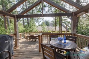 Outdoor dining - Fly Away Home by Manzanita Beach Getaway: Allergen-Free, 4 Blocks to Beach (Manzanita)