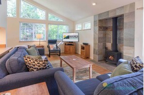 Smart TV, fireplace, DVD player, books - Allergen free home! close to town on a quite street. Just 4 blocks to the beach! (Manzanita)