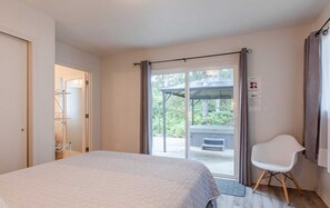 2 soverom, skrivebord, strykejern/-brett og reiseseng for barn