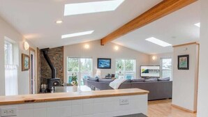 Una sala de estar moderna con chimenea, un sofá y un televisor.