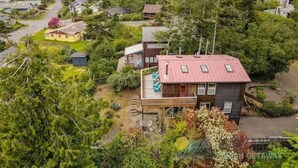 Un barrio residencial con casas rodeadas de un bosque frondoso.