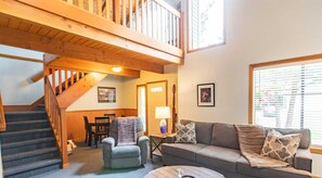 Smart TV, caminetto, lettore DVD, libri