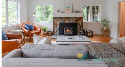 Gingerbread Haus by Manzanita Beach Getaway: Fenced Yard, Hot Tub, Near Beach