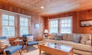 Smart TV, fireplace - Nomi`s Ark (Manzanita)