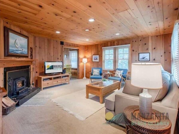 Smart TV, fireplace
