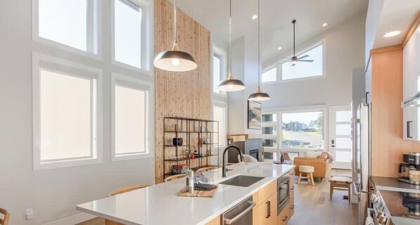 Fridge, microwave, oven, stovetop - Elk Meadows (Manzanita)