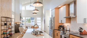 Stunning new modern design, 5 min walk to town, dog friendly, no pet fees, EV Charger