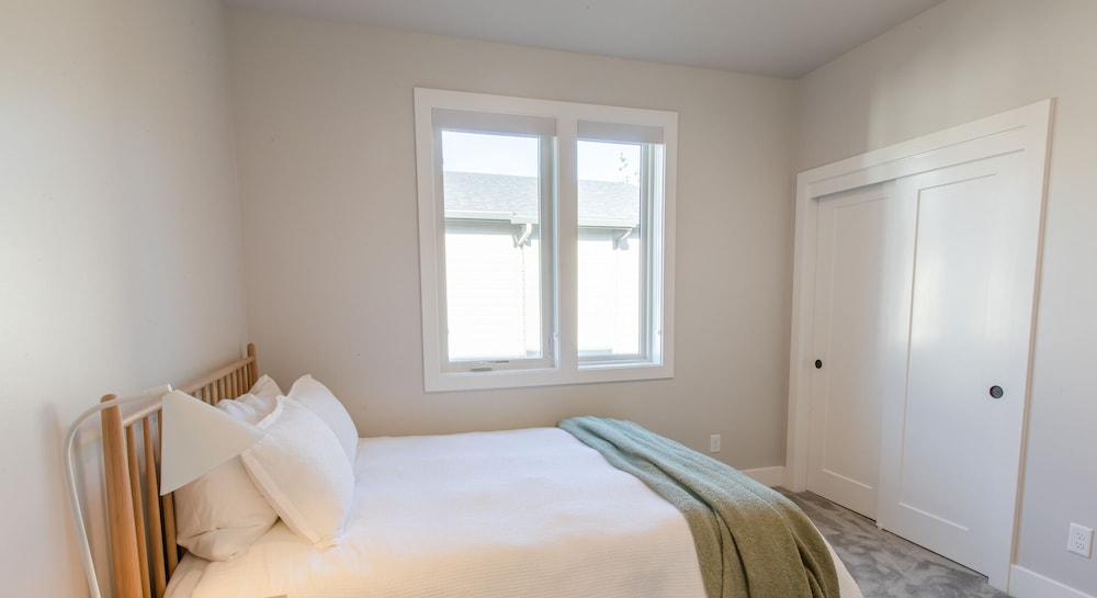 Stunning new modern design, 5 min walk to town, dog friendly, no pet