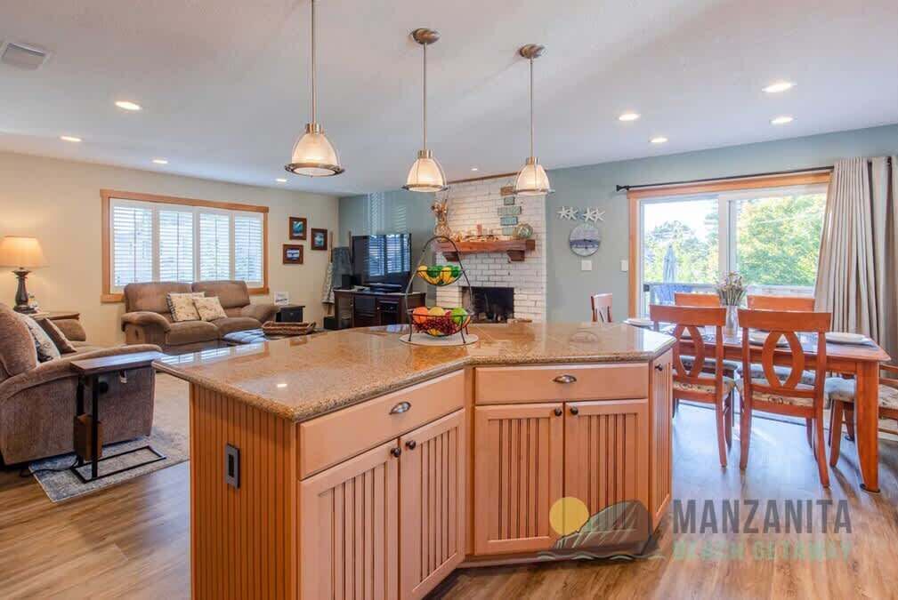 Televisie, een open haard, een dvd-speler en boeken