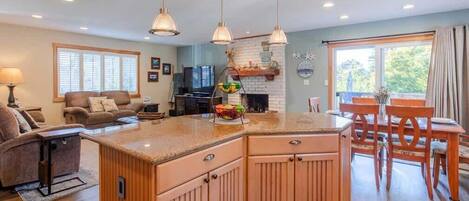 Télévision, cheminée, lecteur de DVD, livres