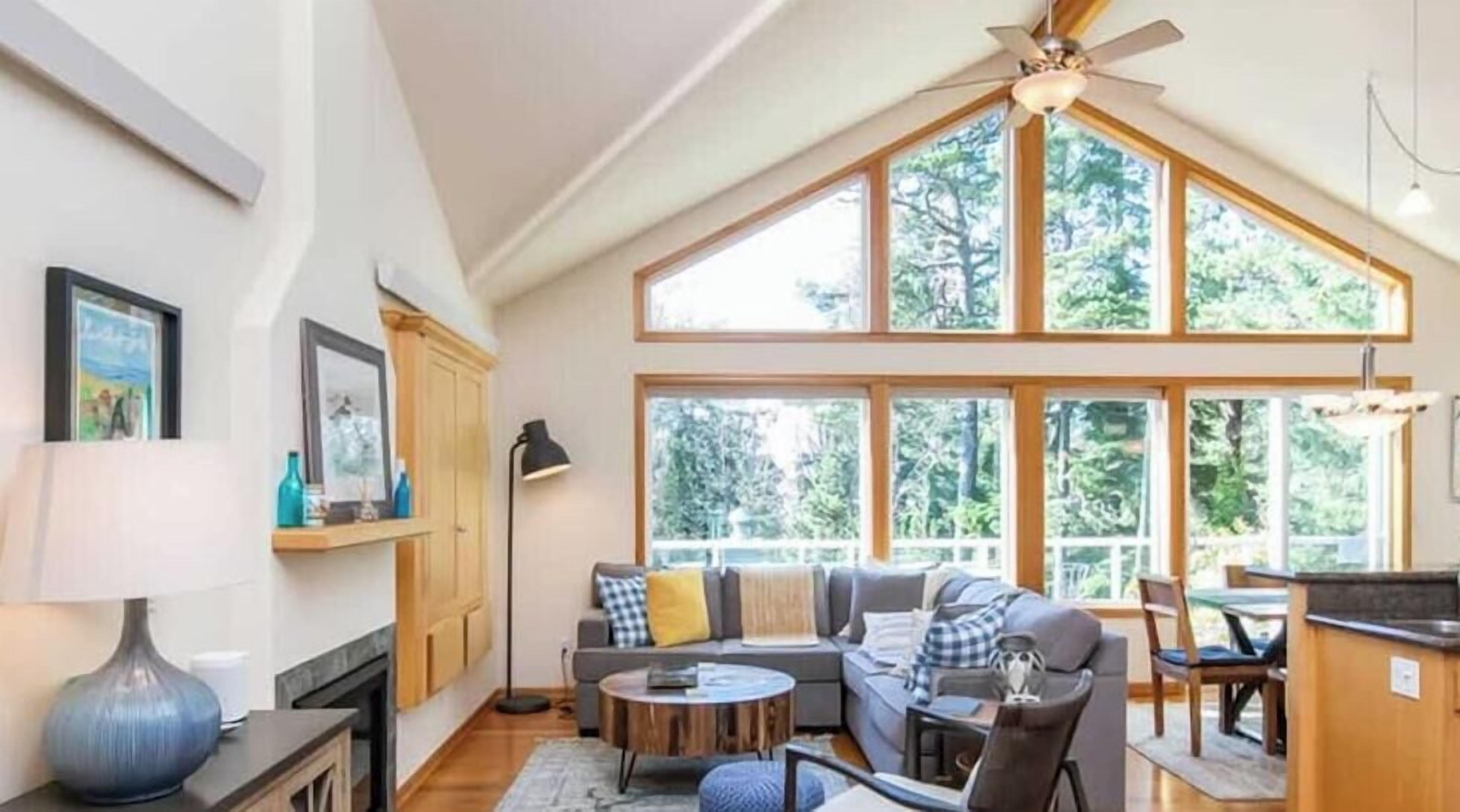 スマートテレビ、暖炉、テレビゲーム、書斎 / ワークスペース