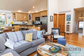 スマートテレビ、暖炉、テレビゲーム、書斎 / ワークスペース