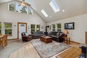 Smart-TV, Kamin, Videospiele, DVD-Player