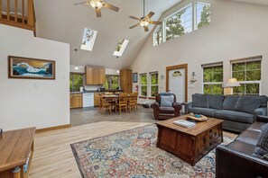 Smart-TV, Kamin, Videospiele, DVD-Player