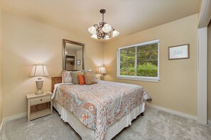 2 bedrooms, desk, iron/ironing board, free WiFi - Home with lots of character! Surrounded by trees, close to Nehalem Bay State Park and the beach. (Manzanita)