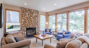TV, fireplace - Solitude (Manzanita)