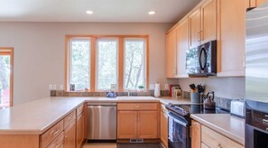 Fridge, microwave, oven, stovetop - Dog-Friendly Home with Golf Course Views! (Manzanita)