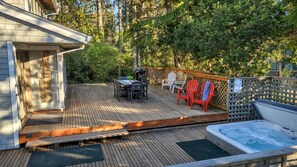 Outdoor dining - Great Location, unique, close to town, hot tub, dog friendly! (Manzanita)