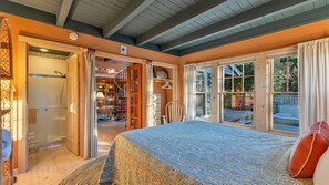 2 bedrooms, desk, iron/ironing board, travel cot - Great Location, unique, close to town, hot tub, dog friendly! (Manzanita)