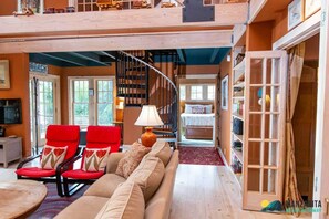 Televisión, chimenea, reproductor de DVD