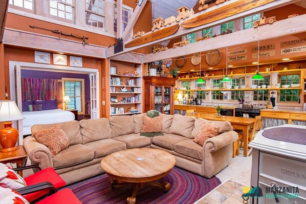 Televisión, chimenea, reproductor de DVD