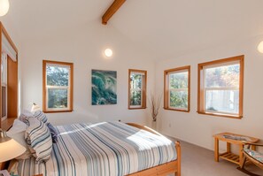 3 bedrooms, desk, iron/ironing board, travel cot