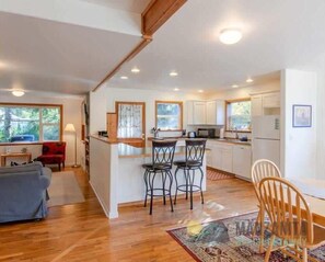 Interior - Manzanita Cedar House (Manzanita)