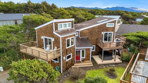 Forever Manzanita by Manzanita Beach Getaway – Ocean View, Dog-Friendly, Hot Tub