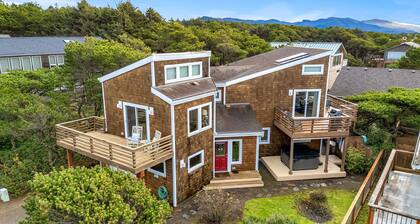 Forever Manzanita by Manzanita Beach Getaway – Ocean View, Dog-Friendly, Hot Tub