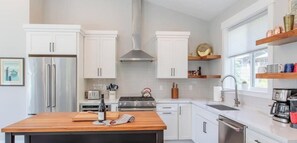 冷蔵庫、電子レンジ、オーブン、コンロ