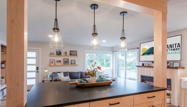 Lobby - Cozy remodeled cottage steps to town and the beach! MCA#1445 (Manzanita)