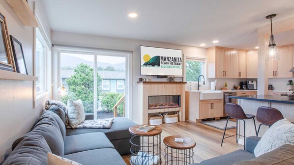 Smart-tv, een open haard en een dvd-speler