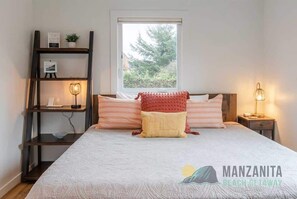 2 bedrooms, iron/ironing board, free WiFi, bed sheets - Carmel Cottage (Manzanita)