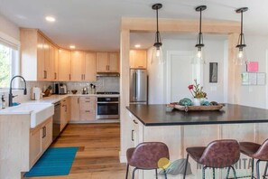 Fridge, microwave, oven, stovetop - Carmel Cottage (Manzanita)