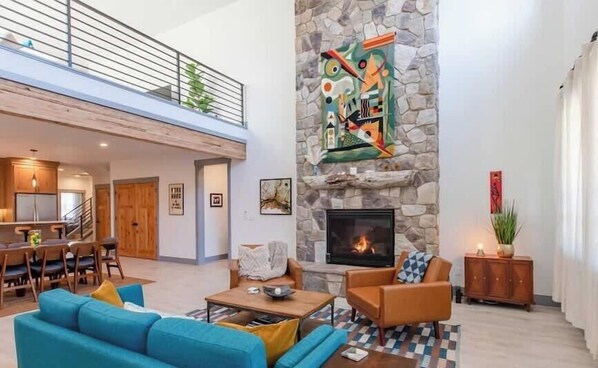Smart TV, chimenea y oficina 