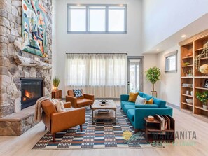 Smart TV, fireplace, books - Great Location! A few blocks to town and beach, dog friendly, new construction and air conditioning! (Manzanita)