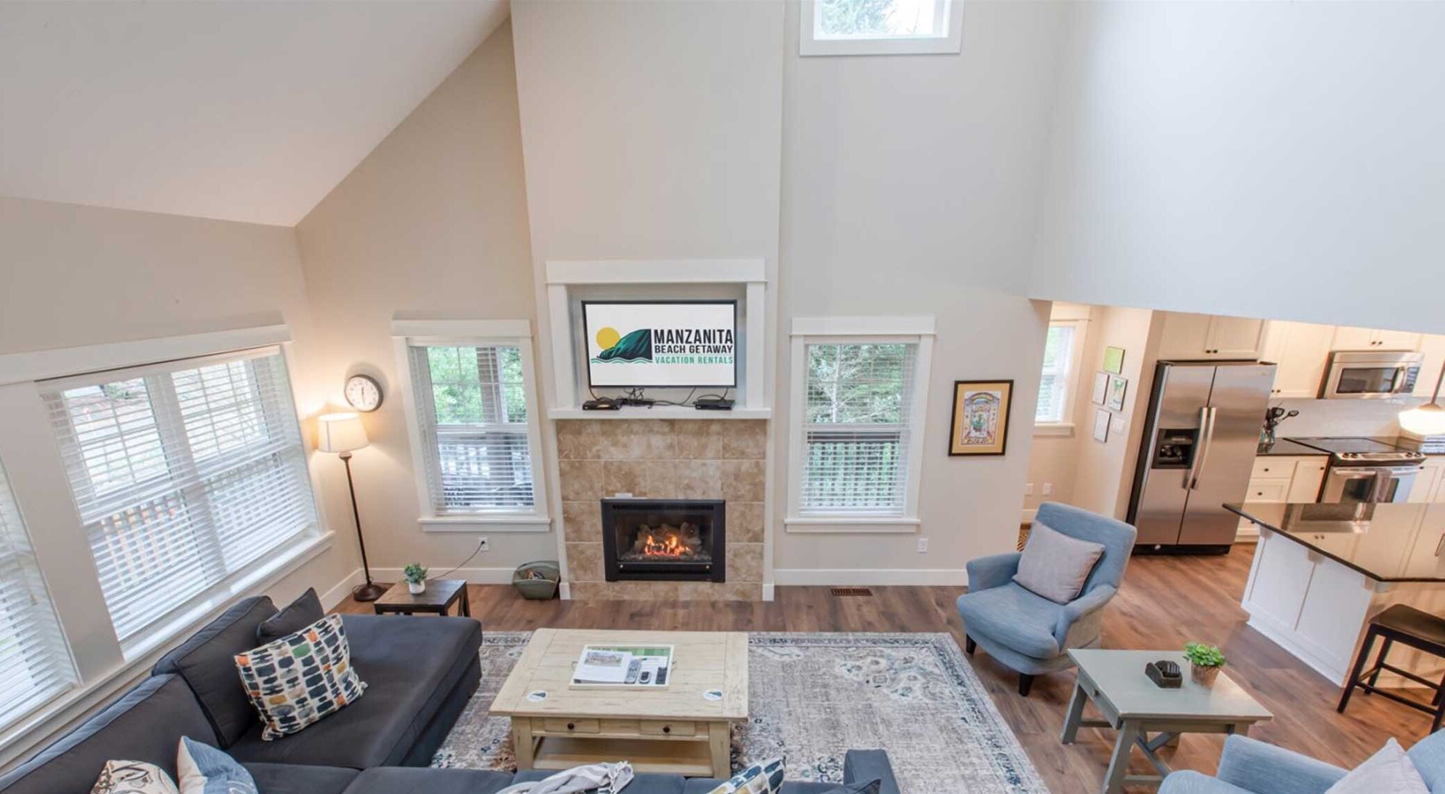 Älytelevisio, takka, DVD-soitin, pöytäjalkapallopöytä