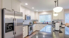 Een koelkast, een magnetron, een oven, een vaatwasser