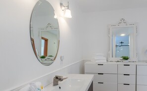 Secador de pelo, toallas, jabón, shampoo
