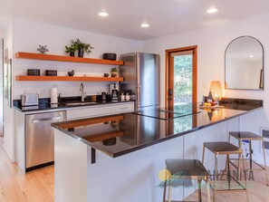 Frigorífico, microondas, horno y placa de cocina